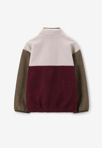 Veste en polaire avec col haut, design en blocs de couleurs dans des tons de gris clair, bordeaux et vert olive. Texture douce avec ourlet élastiqué.