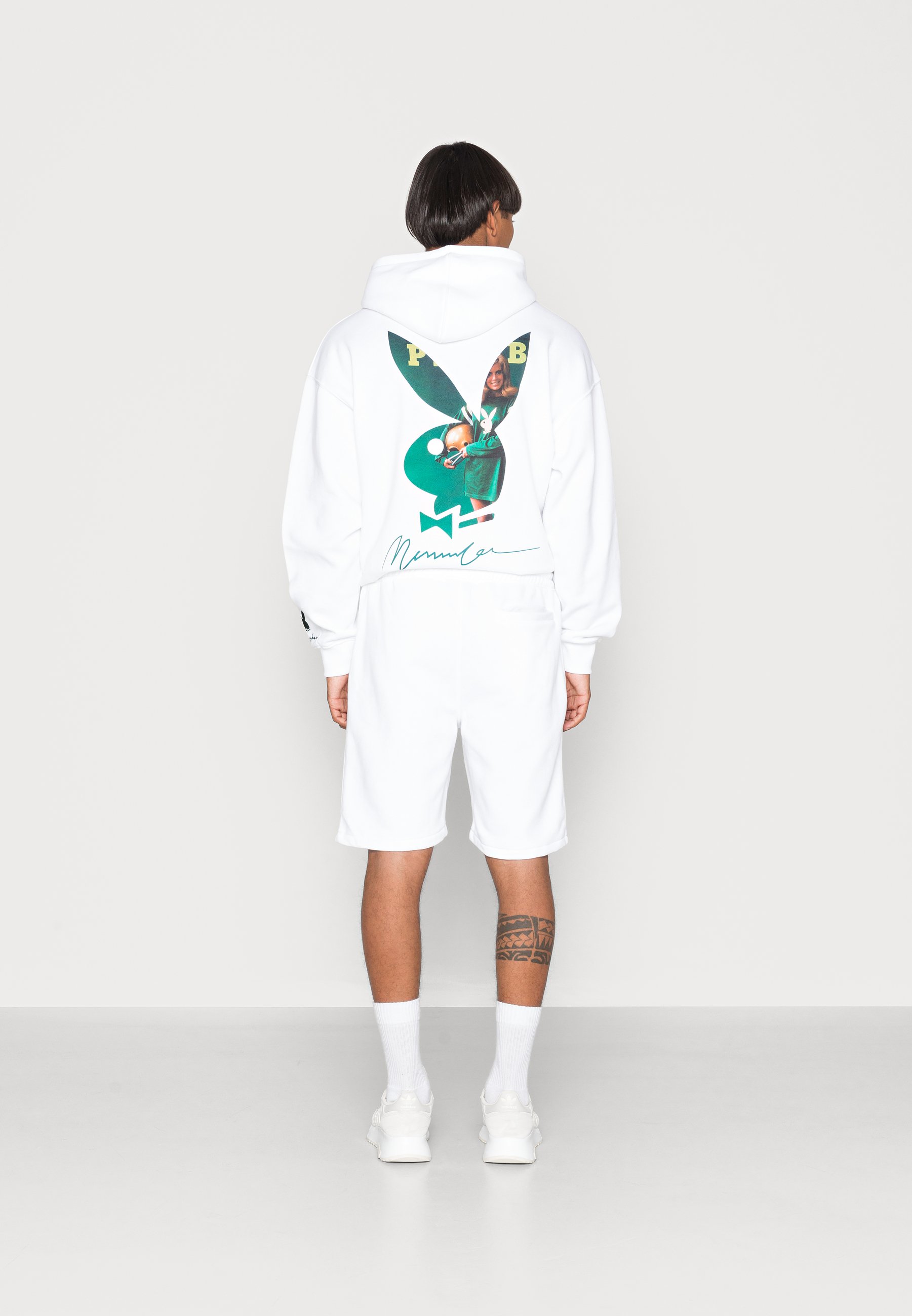 Mennace PLAYBOY SIGNATURE MID LENGTH UNISEX - Shorts - white/wit - Zalando .nl