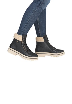 Schwarze Stiefel mit strukturiertem Lederobermaterial, cremefarbener Kunstfellmanschette und beiger Gummisohle. Verfügt über Metallösen und Reißverschlusdetails.