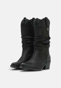 Czarne botki do połowy łydki z teksturowanym wykończeniem, luźnym fasonem, plecionymi akcentami na górze oraz niskim plecionym obcasem. Miękki materiał.
