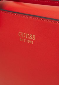 Guess MASIE GIRLFRIEND SATCHEL - Handväska - orange