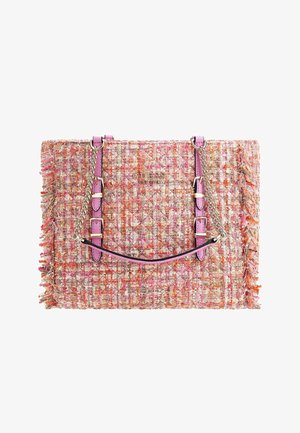 Sac fourre-tout en tissu tissé texturé rose et orange, avec des bords à franges, deux bandoulières en cuir rose et un accent en chaîne argentée.