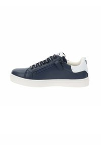 Sneaker in pelle blu con accenti bianchi, punta rotonda, superficie testurizzata, chiusura con lacci, zip laterale e suola in gomma bianca.