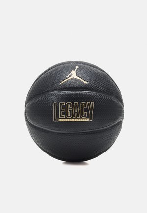 Bola de basquetebol preta com superfície texturizada, apresentando um logo Jumpman dourado e um rótulo "LEGACY". Projetada para uso em ambientes interiores e exteriores.