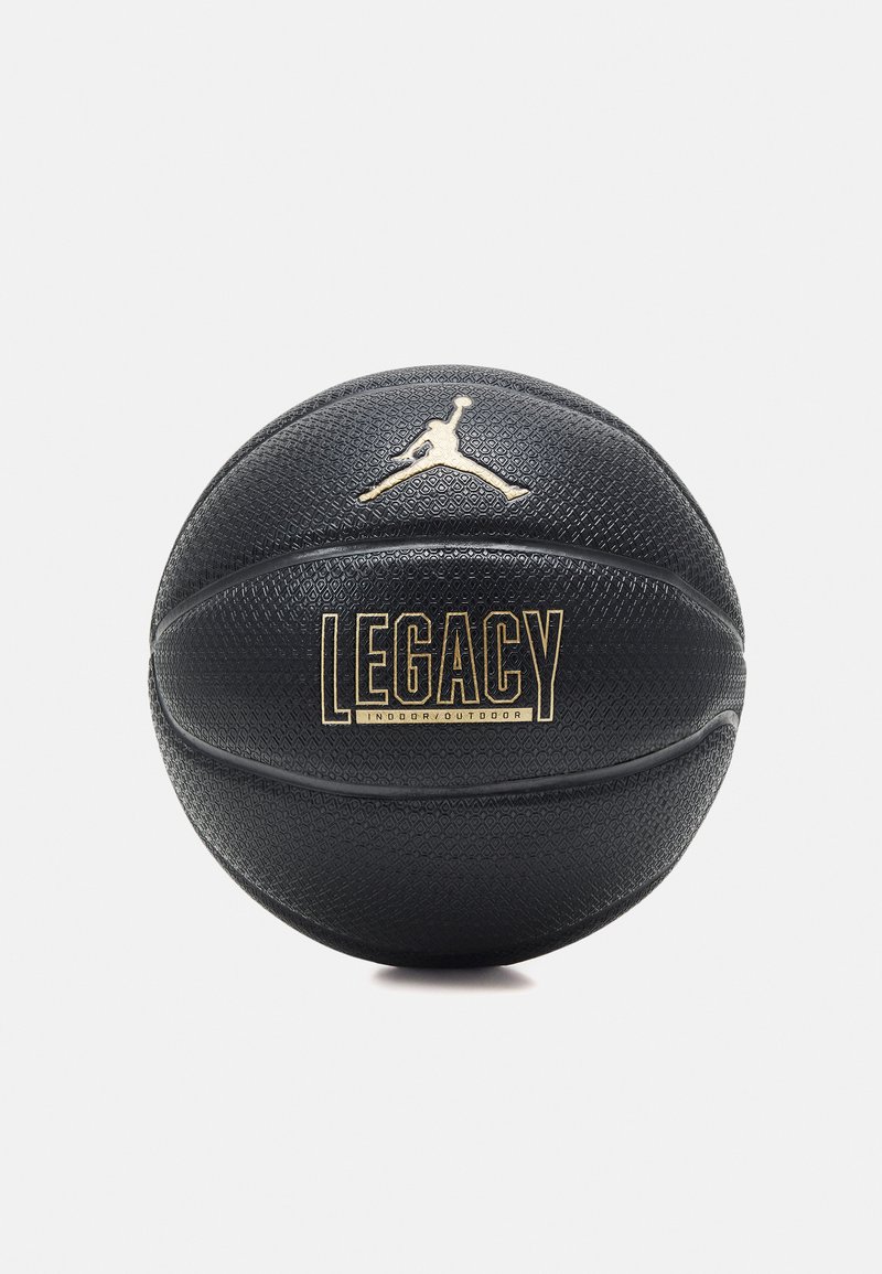 Svart basketball med teksturert overflate, med en gull Jumpman-logo og "LEGACY"-merkelapp. Designet for bruk innendørs og utendørs.
