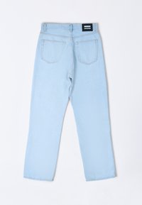Lysblå denim jeans med afslappet pasform, fem-lomme design og et sort mærkelabel på taljen, med lige ben og subtil tekstur.