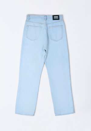 Jeans in denim azzurro chiaro con vestibilità rilassata, design a cinque tasche e etichetta del marchio nera in vita, gambe dritte e texture sottile.