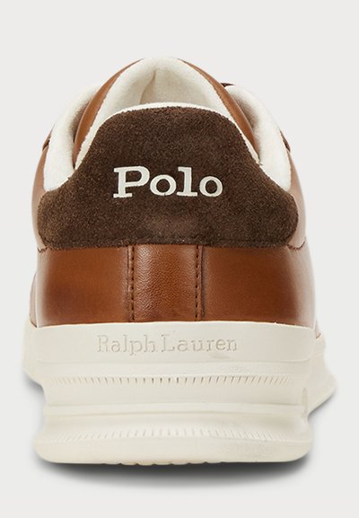 Sneaker in pelle marrone con dettaglio in camoscio sul tallone. Presenta il testo bianco "Polo" e "Ralph Lauren" sul retro, suola color crema.