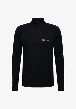 Zwarte lange mouwen top met een halve rits kraag. Kenmerkt zich door een gestructureerde stof en gele branding op de borst en mouw. Slanke fit design.
