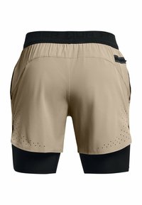 Bermudas deportivas beige con una cinturilla negra, con bolsillos laterales y detalles perforados. Incluye un forro interior negro.