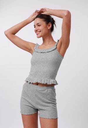 Grijze geribbelde tweedelige set met een mouwloos topje met ruffle-accenten en bijpassende shorts met geruite zomen, gemaakt van zachte katoenstof.