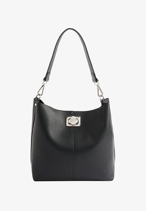 Czarna skórzana torba na ramię o teksturowanym wykończeniu, z metalowym zapięciem w kolorze srebrnym i pojedynczym regulowanym paskiem.