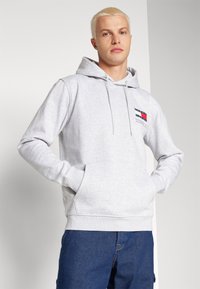 Tommy Jeans ESSENTIAL FLAG HOOD  - Sudadera - silver grey