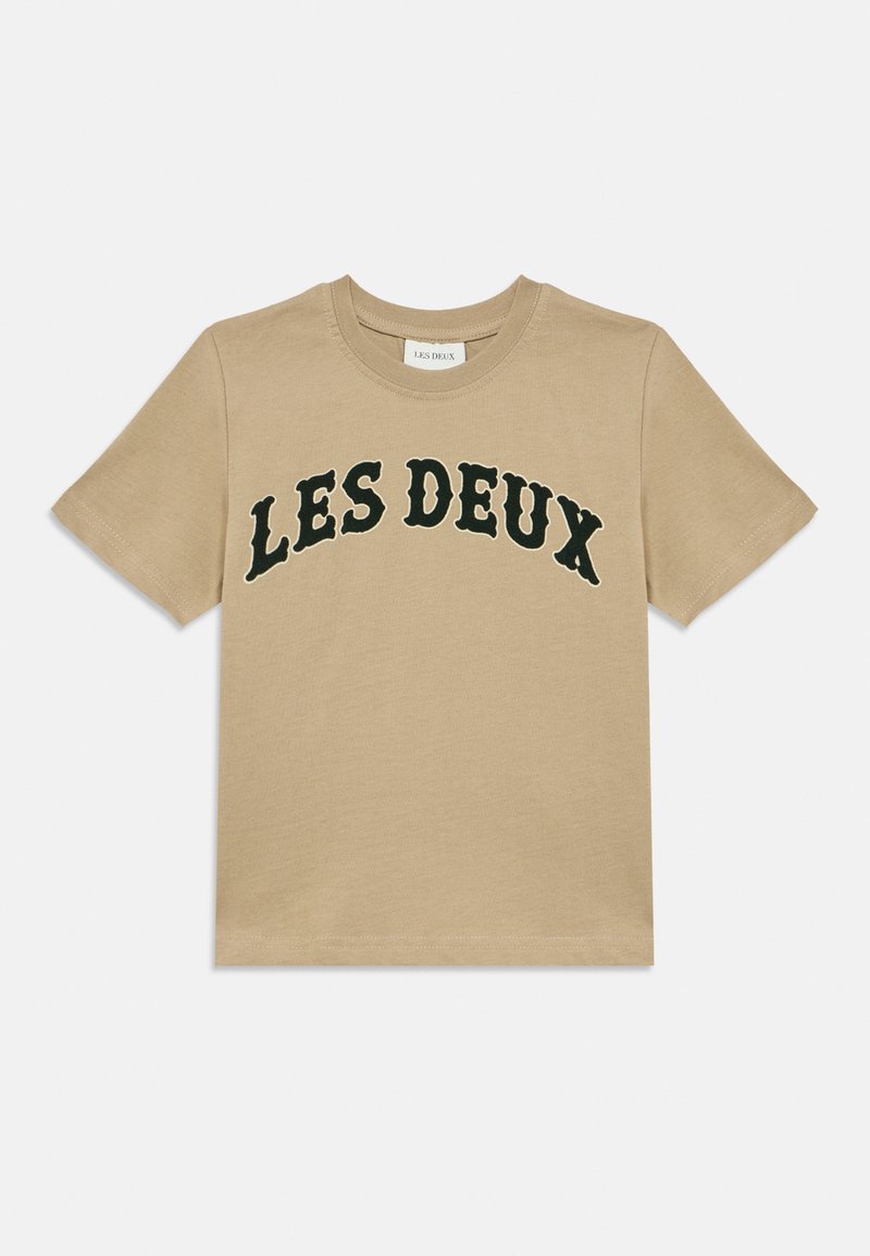Μπεζ βαμβακερό κοντομάνικο μπλουζάκι με πράσινα γράμματα "LES DEUX" σε καμπυλωτό σχεδιασμό. Στρογγυλή λαιμόκοψη με άνετη εφαρμογή.