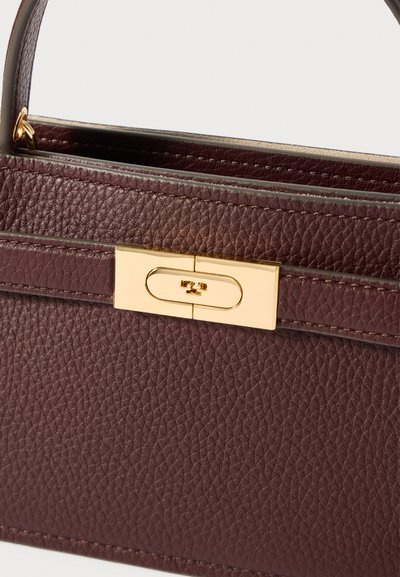 Tmavě hnědá kožená kabelka s texturou, zlatým obdélníkovým zapínáním a sladěnou koženou rukojetí.