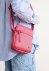 VERTICAL CAMERA BAG UNISEX - Sac bandoulière - claret red