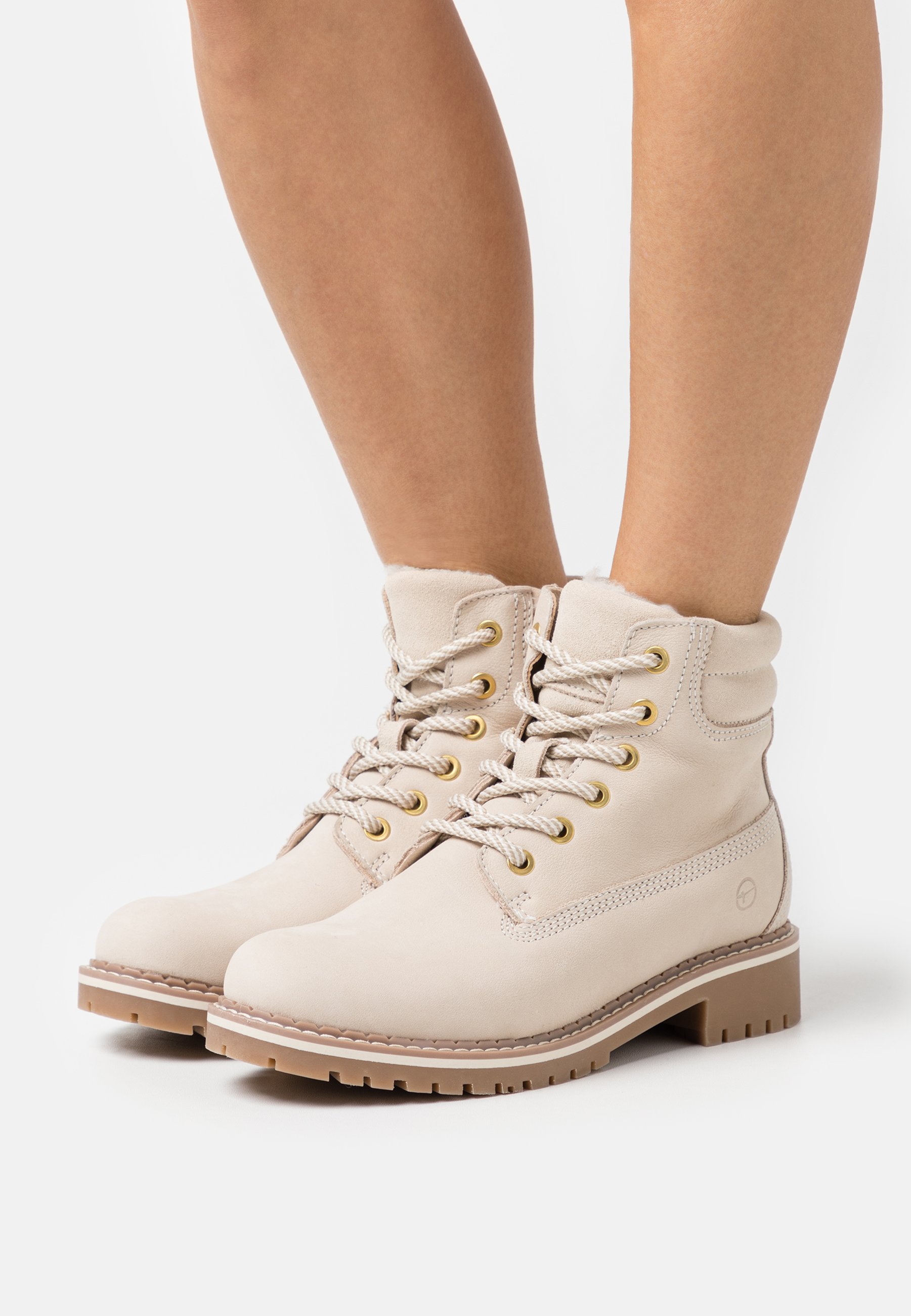 Tamaris - Maat 37 - Bruine - Met veters - Snowboots kopen