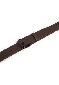 Ceinture en cuir brun avec une boucle en métal noir mat et six trous pour l'ajustement. Texture lisse avec un design épuré et minimaliste.