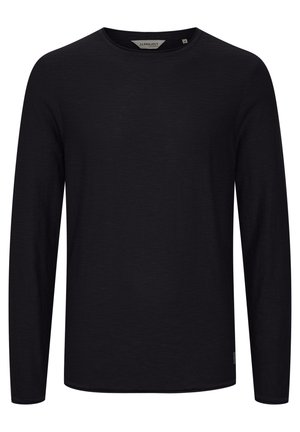 Juodas ilgos rankovės marškinėlis iš tekstūruoto audinio, apvalia iškirpte, standartinio kirpimo, su mažą logotipo etikete ant apvado, be raštų ar akcentų.