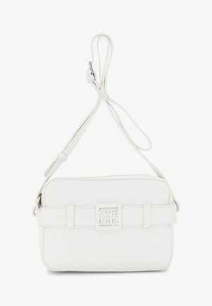 Biała prostokątna torebka na ramię z regulowanym paskiem i frontowym paskiem z kwadratową klamrą z logo "Café Noir" wytłoczonym na powierzchni.