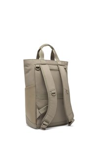 Zaino in tessuto khaki con spallacci imbottiti regolabili, maniglie superiori e una tasca laterale. Forma rettangolare con una texture liscia.