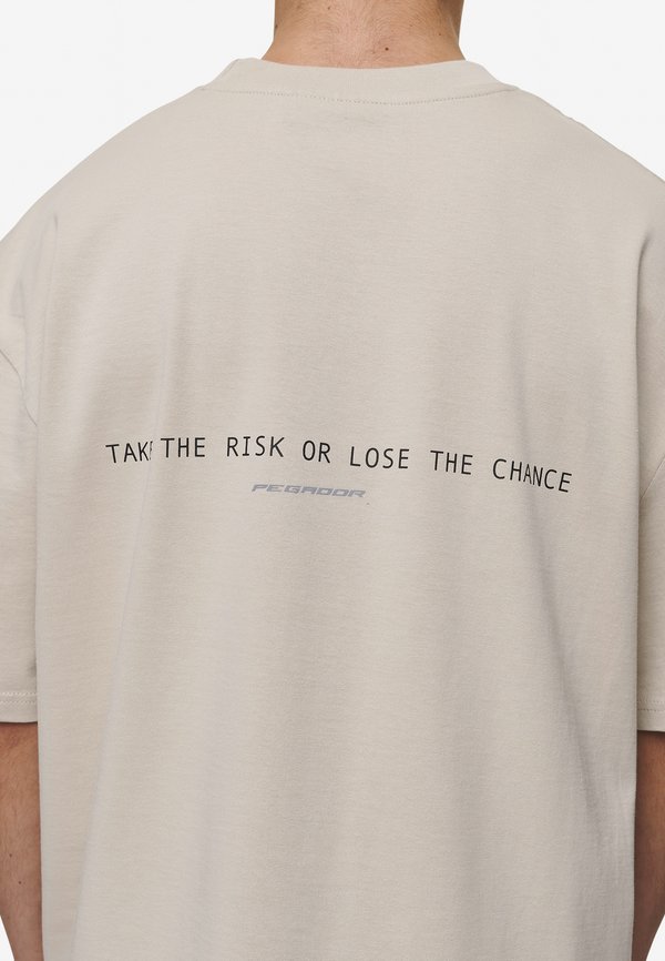 CHASE OVERSIZED TEE - Print T-shirt - washed light beige3