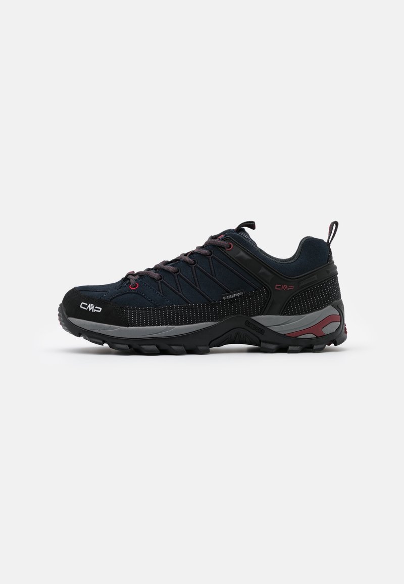 Scarpa da trekking impermeabile nera e grigia con tessuto testurizzato, design con lacci, colletto imbottito e dettagli decorativi sui lati.