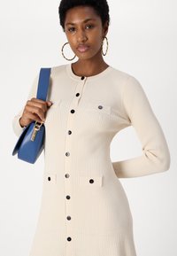 DKNY DRESS - Pletené šaty - talco