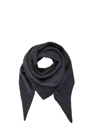 Écharpe triangulaire tricotée gris foncé, pliée en un rouleau lâche avec des extrémités pointues sur fond blanc.