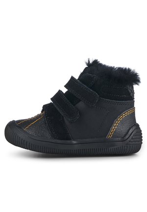 Schwarze Knöchelstiefel mit zwei Klettverschlüssen; Materialien umfassen glattes Leder und Wildleder; zeichnen sich durch gelbe Nähte und eine strukturierte Gummisohle aus.