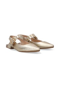 Zlaté metalické slingback baleríny s texturovaným povrchem, špičatou špičkou a dekoračním páskem s kulatými výřezy a přezkou.