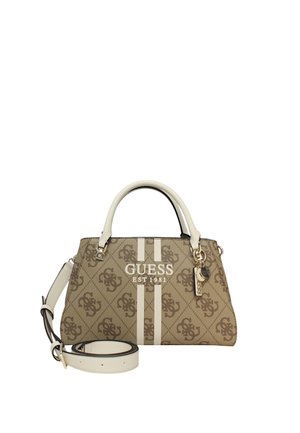 Borsa a tracolla beige con strisce bianche e l'etichetta "GUESS EST 1981." Presenta manici corti e una tracolla removibile.