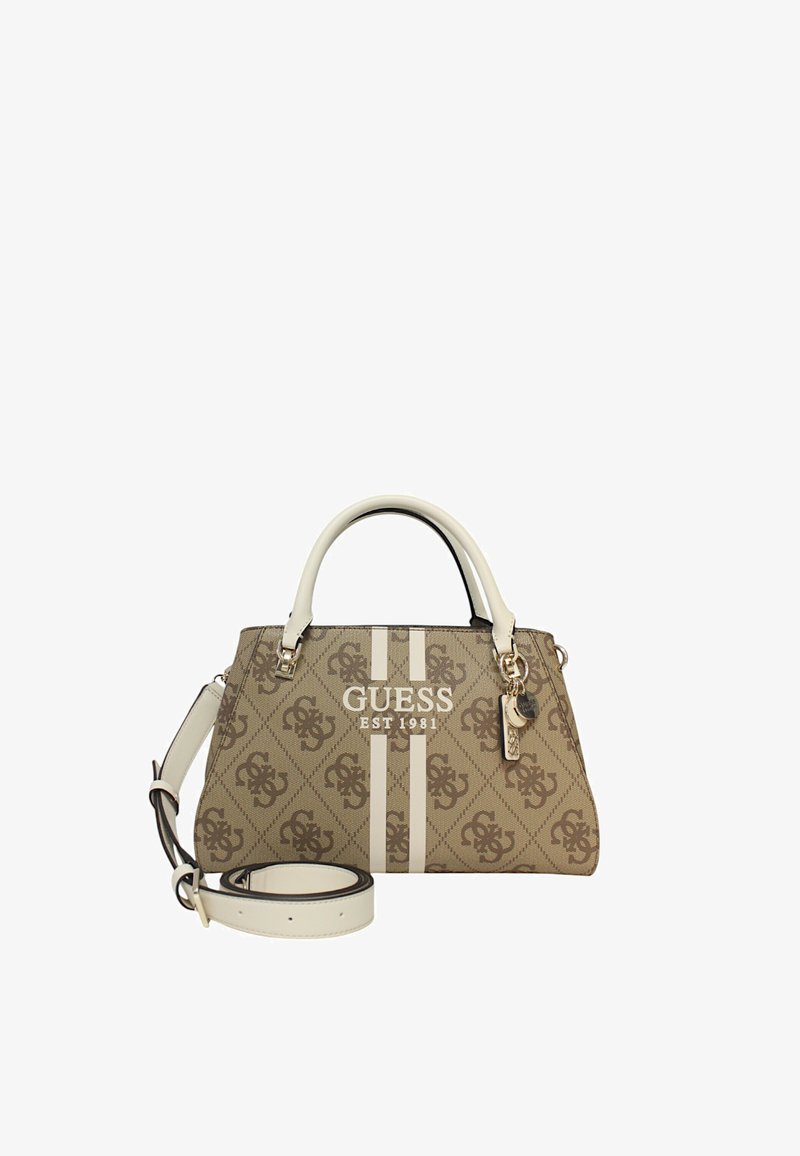 Borsa a tracolla beige con strisce bianche e l'etichetta "GUESS EST 1981." Presenta manici corti e una tracolla removibile.