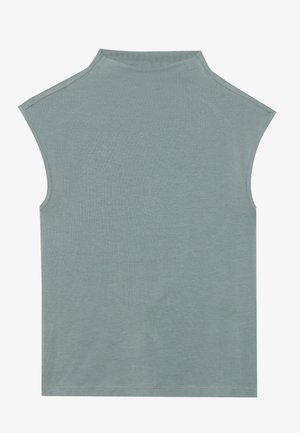 Kätketud, helesinine topp kõrge kaelusega ja siledast materjalist. Õmmeldud serv ilma nähtavate mustrite või metalldetailideta.