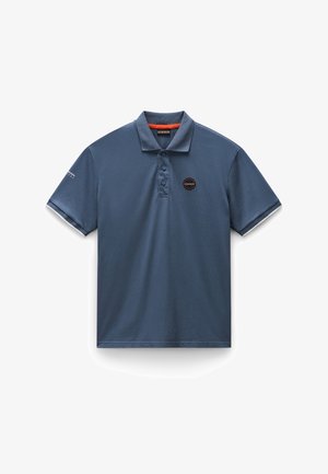 Modrá bavlněná polo tričko s límečkem na tři knoflíky, krátkými rukávy a vyšitým logem na hrudi. Obsahuje kontrastní lem límce.