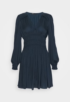 Mørk marineblå kjole med lange, puffede ermer, v-utringning, smocket liv og flytende skjørt. Laget av myk, draperende stoff med en glatt tekstur.