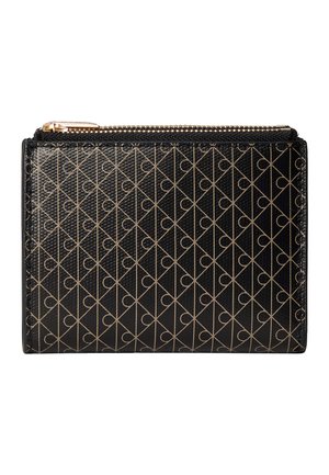 Cartera negra con patrón geométrico dorado y una cremallera dorada en la parte superior.