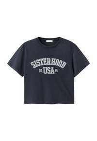 Siva kratka majica s kratkimi rokavi in okroglim izrezom, s krojeno zasnovo, ki na sprednji strani nosi bele napise: "SISTERHOOD USA 2005".