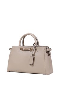 Borsa beige realizzata in morbida pelle sintetica, caratterizzata da una forma strutturata, manici superiori, dettagli in metallo dorato e un piccolo tag.