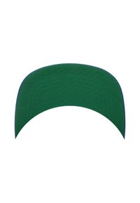 Visiera verde con una forma curva, con un accento blu lungo il bordo. Realizzata in tessuto con dettagli di cucitura visibili.