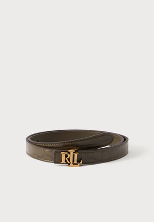 Cintura in pelle marrone scuro con motivo goffrato effetto coccodrillo, arrotolata con fibbia con logo RL in tono oro su sfondo chiaro e uniforme.