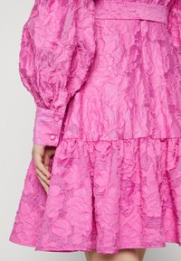 Selected Femme SLFCALLI SADIE SHORT V NECK DRESS  - Kokteilinė suknelė / vakarėlių suknelė - phlox pink