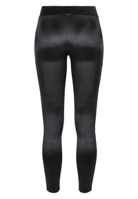 Černé legíny z hladkého, lesklého materiálu. Mají vysoký pas a tapered střih, sahající po kotníky. Minimalistický design, bez viditelných ozdob.