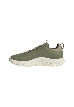 Zapatilla deportiva de color verde oliva con parte superior de tejido, cierre de cordones, cuello acolchado beige y suela blanca gruesa con la inscripción "ARCH RISE".