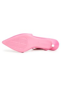 Scarpa con tacco alto rosa, punta affusolata, materiale superiore liscio e suola in gomma decorata con scanalature per una presa migliore.