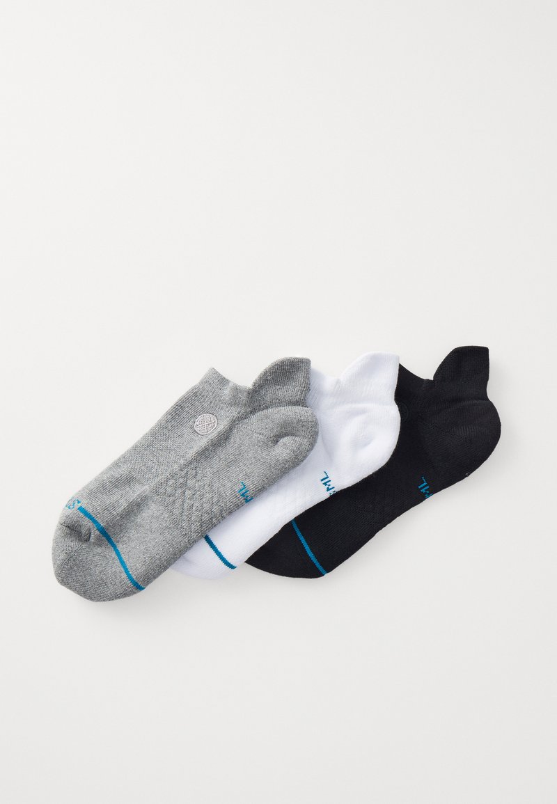 Drei Paare von Knöchelsocken: grau mit einem gesteppten Muster, weiß mit einer glatten Textur und schwarz mit einem dezenten gestreiften Akzent. Alle haben blaue Akzente.