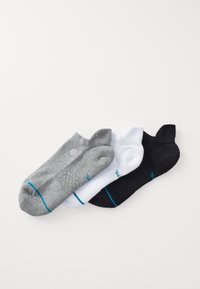 Tri para nogavičk v sivi, beli in črni barvi. Vsaka ima drugačno teksturirano vzorec in turkizno poudarjeno obrobo okoli gležnja.