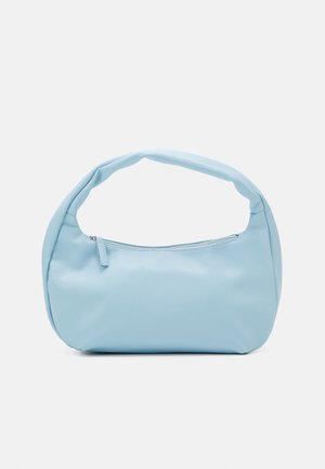 Sac à main bleu clair avec une forme douce et arrondie, fabriqué en matériau synthétique lisse. Il dispose d'une fermeture à glissière et d'une poignée rembourrée.