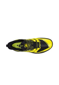 Czarno-jasnożółty but sportowy z siateczkową cholewką, teksturowanymi akcentami i odblaskowymi detalami. Posiada zintegrowany system sznurowania oraz wyściółkę amortyzującą.