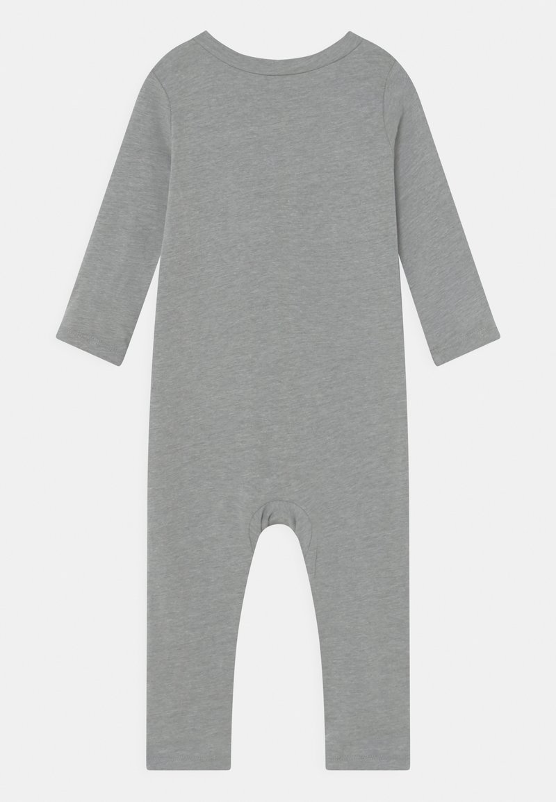 Ein schlichter grauer Langarmbabystrampler mit einem runden Ausschnitt und Druckknopfverschluss im Schritt, flach auf einem weißen Hintergrund präsentiert.
